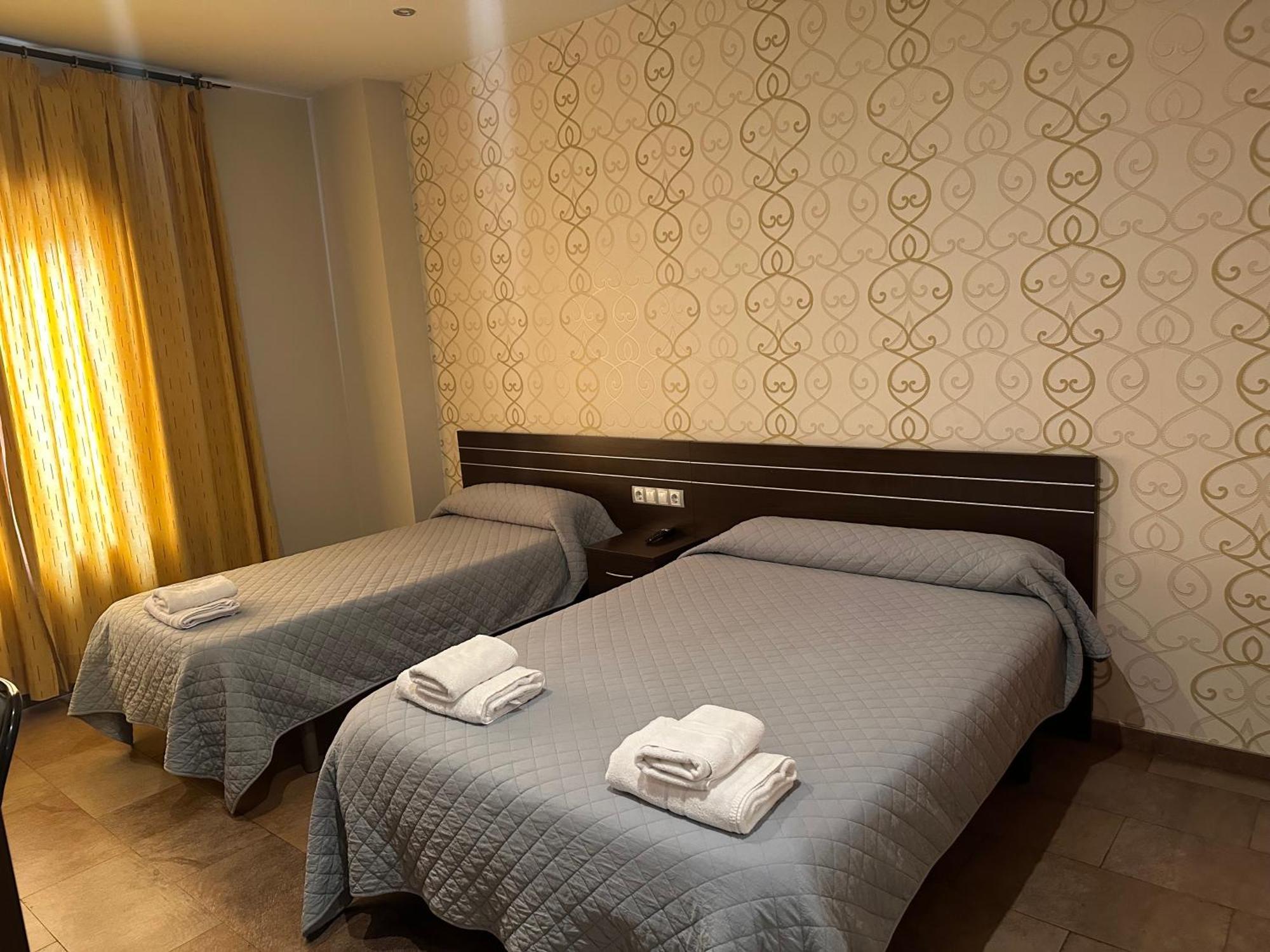 Hostal Venecia Монсон Экстерьер фото